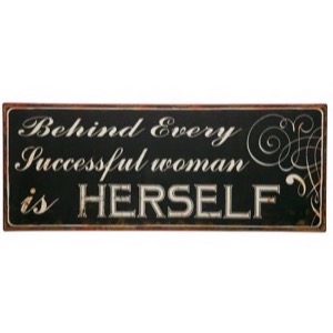 Metal skilt 76x31cm Behind Every Successful Woman is Herself - Se flere Metal skilte og Spejle